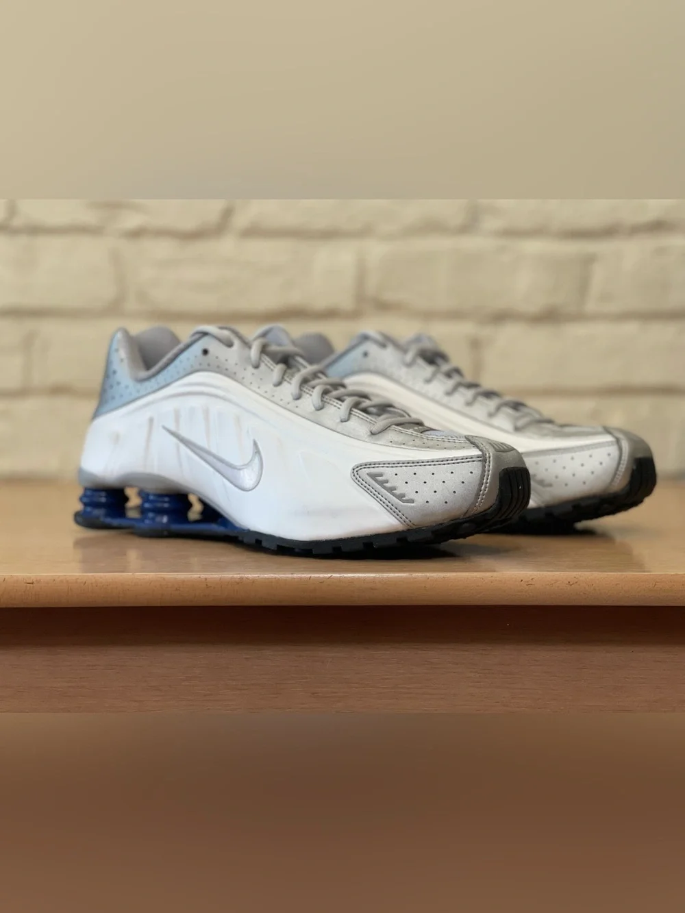 Nike Shox R4 White Metallic Silver Deep Royal Blue HQ1988-102 Men Size 11 Shoes